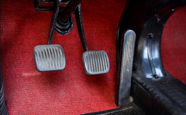 Монтираният на пода педал на газта е всъщност доста удобен